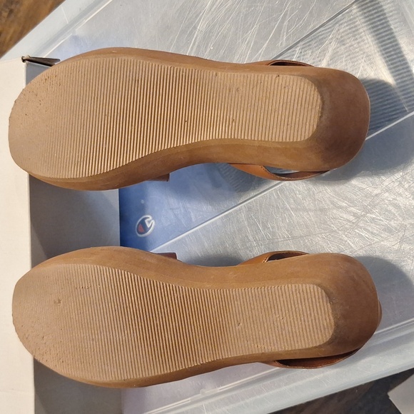 Kenneth Cole Reaction Tan Leather Slip-On Sandals - Picture 5 of 6